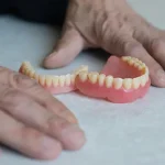 Mengunyah Secara Merata: Tips Penting untuk Pengguna Gigi Palsu