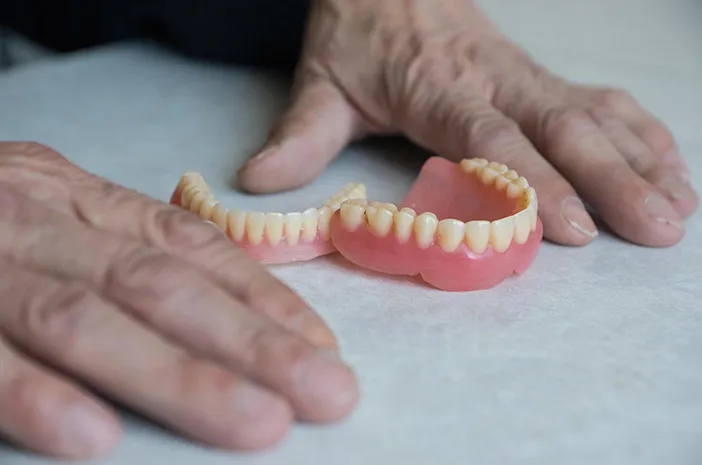 Mengunyah Secara Merata: Tips Penting untuk Pengguna Gigi Palsu